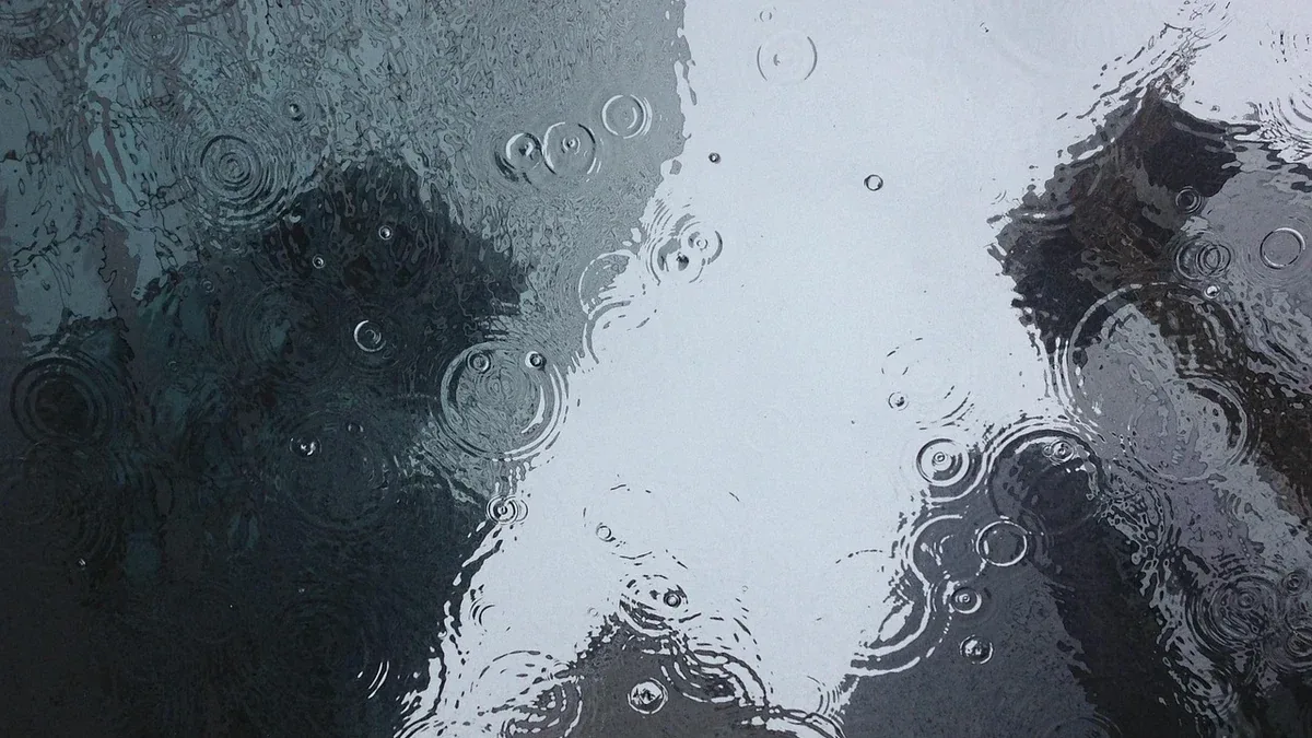 Acqua piovana sul balcone: come raccoglierla evitando ristagni